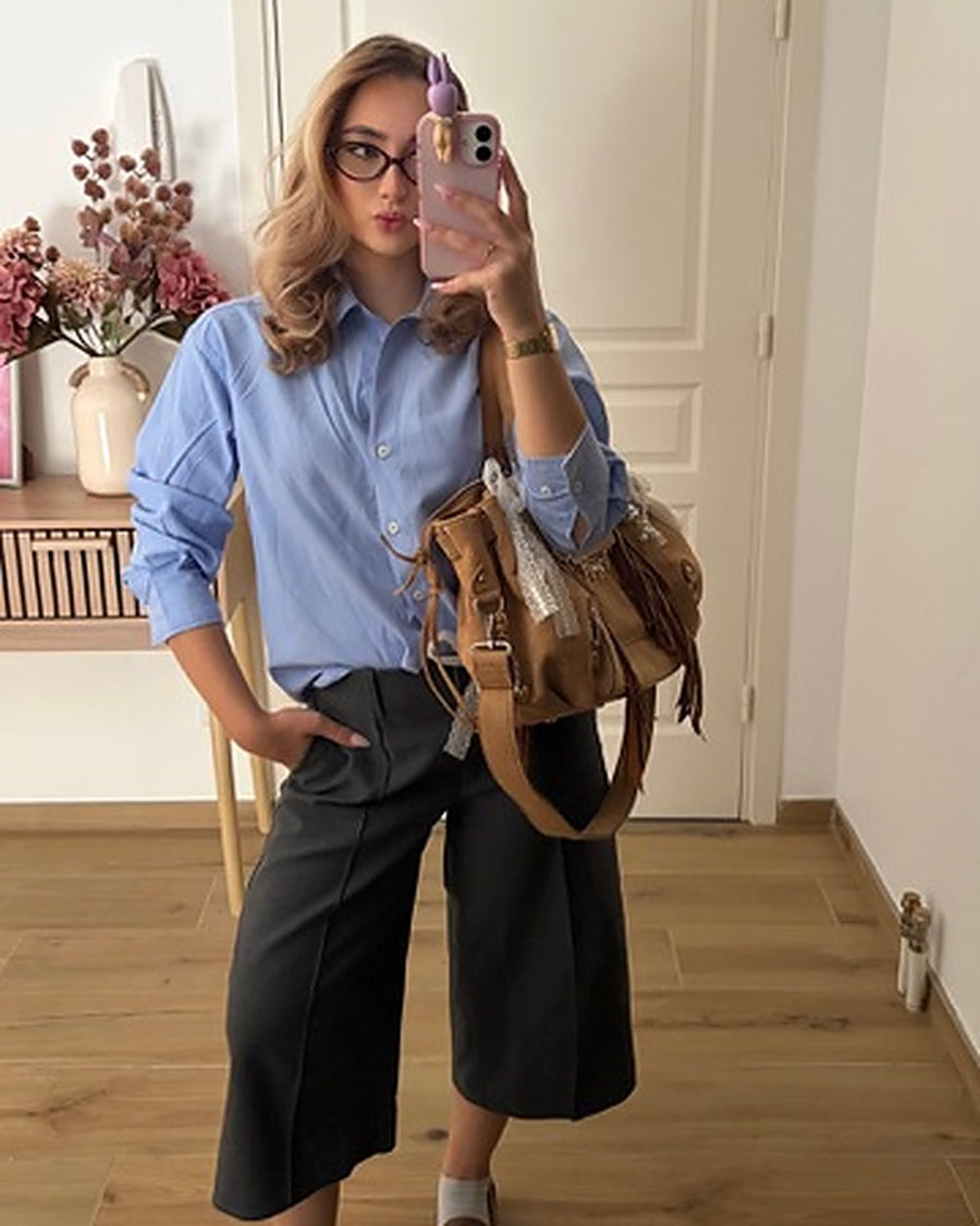 Le Jane Suède porté au bras avec une chemise bleue